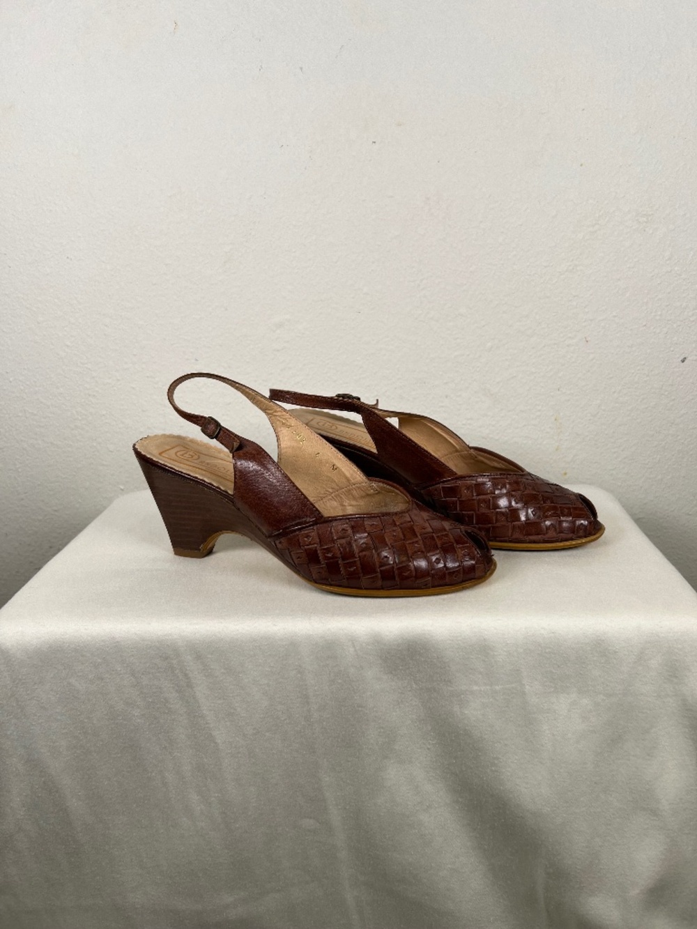 Vintage Bandolino Embossed Leather Peep-toe Slingback Heels Size 6